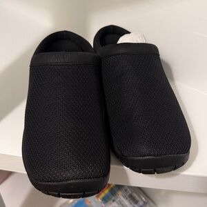 Merrell women’s 10.5. Black. NWT